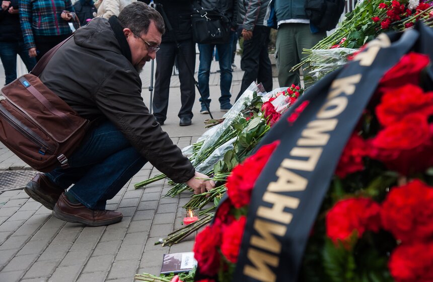 Москвичи принесли десятки букетов к посольству Франции 25 фото