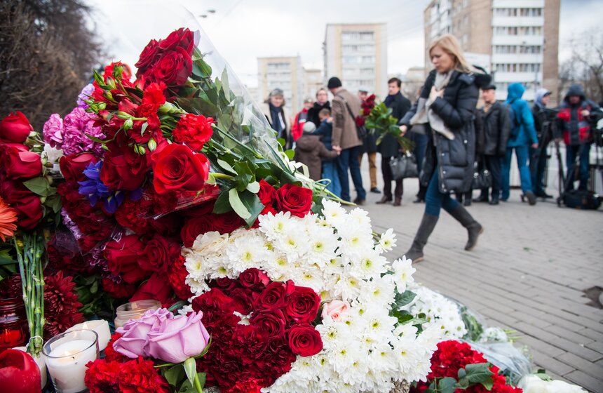 Москвичи принесли десятки букетов к посольству Франции 19 фото