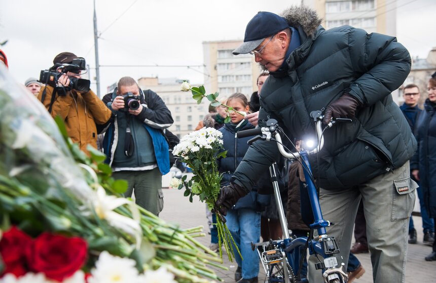 Москвичи принесли десятки букетов к посольству Франции 18 фото