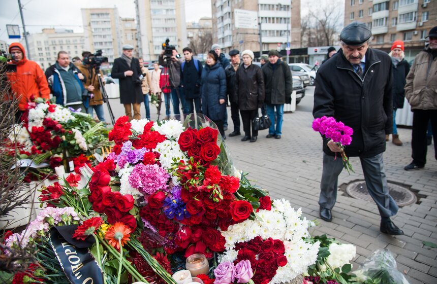 Москвичи принесли десятки букетов к посольству Франции 17 фото