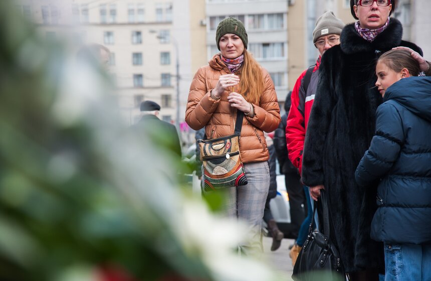 Москвичи принесли десятки букетов к посольству Франции 20 фото