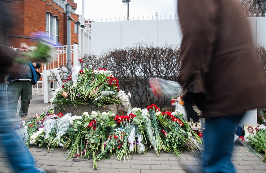 Москвичи принесли десятки букетов к посольству Франции 23 фото