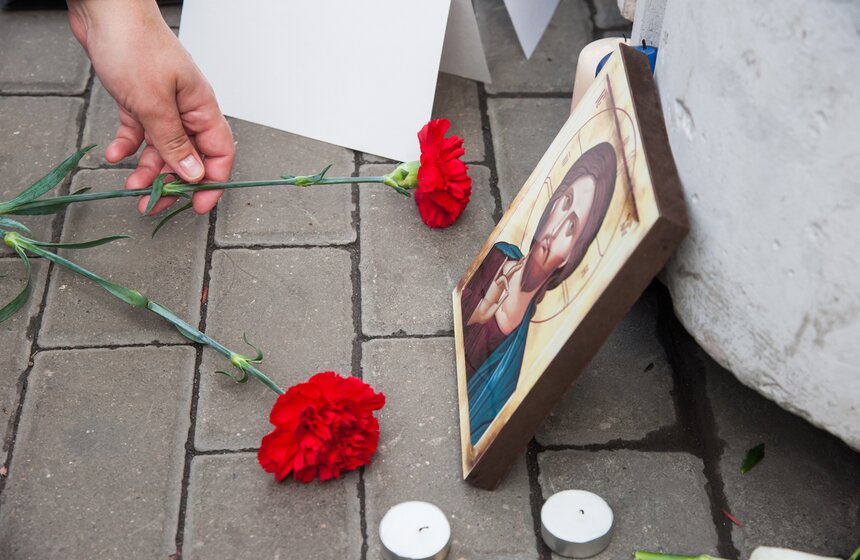 Москвичи принесли десятки букетов к посольству Франции 22 фото