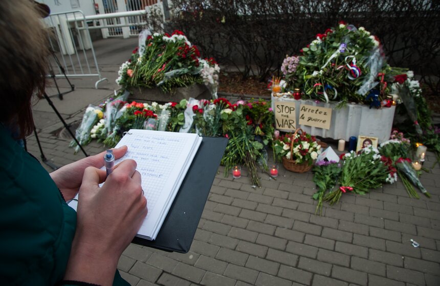 Москвичи принесли десятки букетов к посольству Франции 24 фото