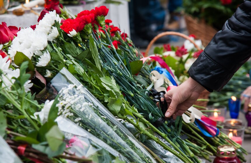 Москвичи принесли десятки букетов к посольству Франции 29 фото