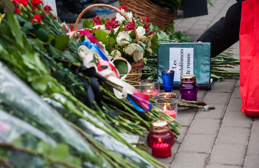 Москвичи принесли десятки букетов к посольству Франции 28 фото