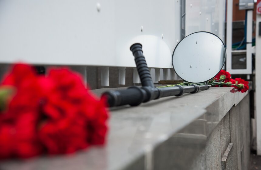 Москвичи принесли десятки букетов к посольству Франции 27 фото