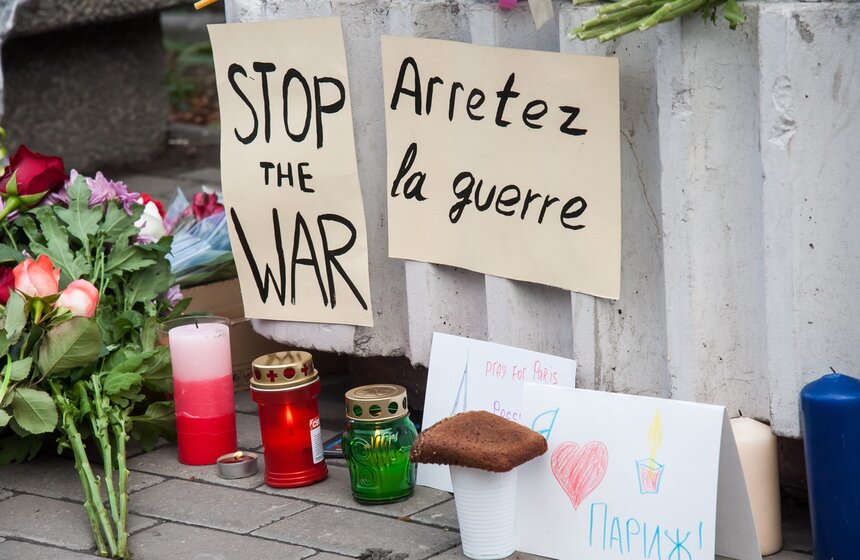 Москвичи принесли десятки букетов к посольству Франции 6 фото