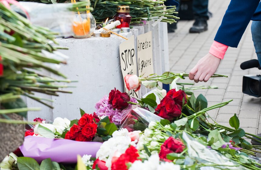 Москвичи принесли десятки букетов к посольству Франции 5 фото