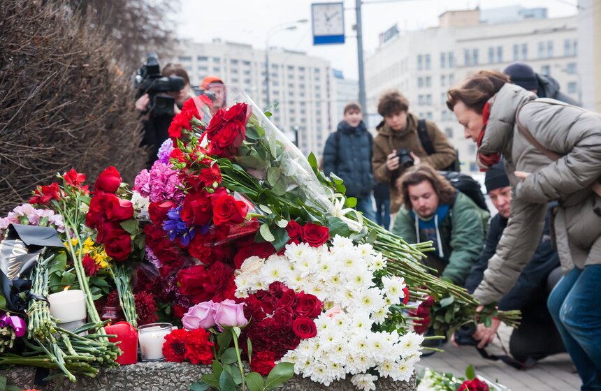 Москвичи принесли десятки букетов к посольству Франции 3 фото