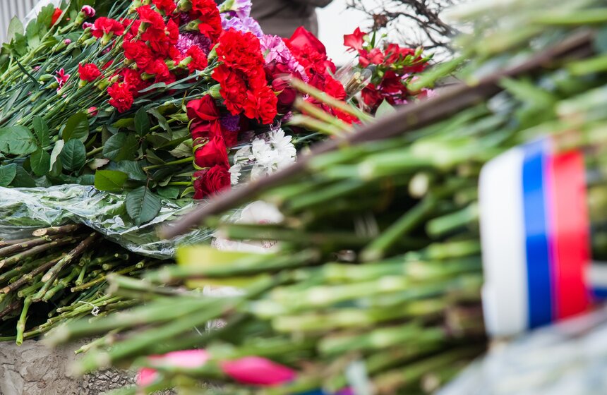 Москвичи принесли десятки букетов к посольству Франции 2 фото