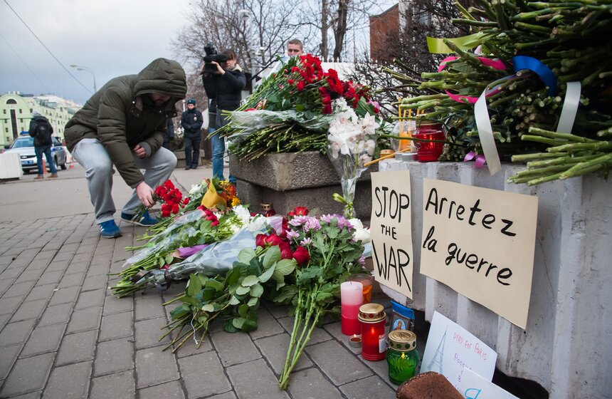 Москвичи принесли десятки букетов к посольству Франции 1 фото