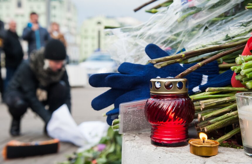 Москвичи принесли десятки букетов к посольству Франции 4 фото