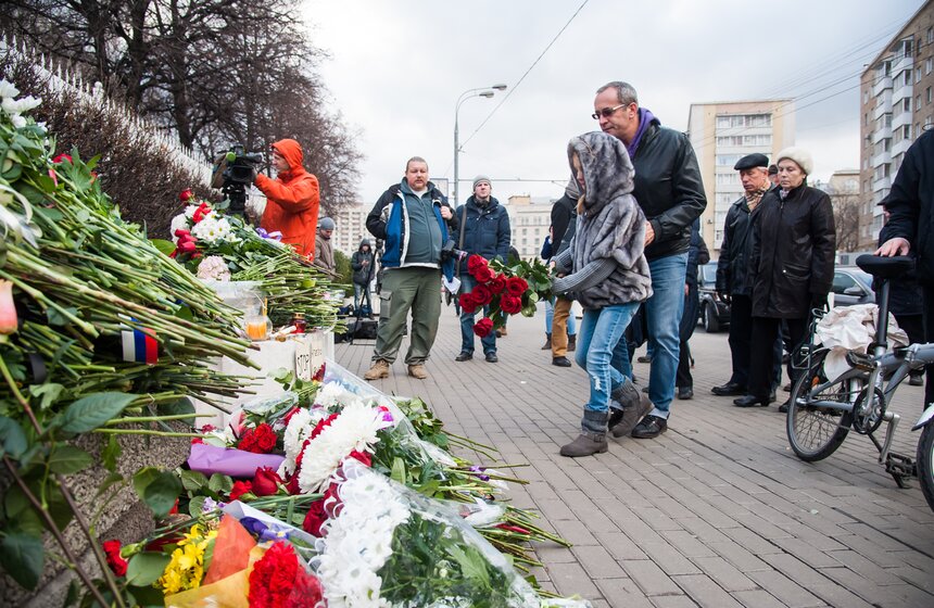 Москвичи принесли десятки букетов к посольству Франции 16 фото