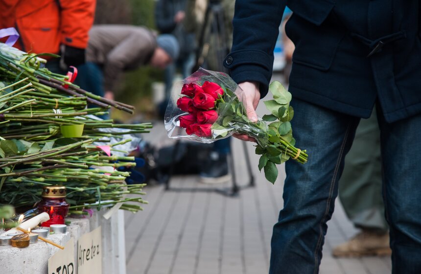 Москвичи принесли десятки букетов к посольству Франции 15 фото