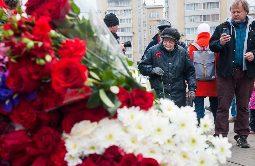 Москвичи принесли десятки букетов к посольству Франции 9 фото