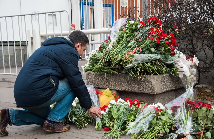 Москвичи принесли десятки букетов к посольству Франции 8 фото