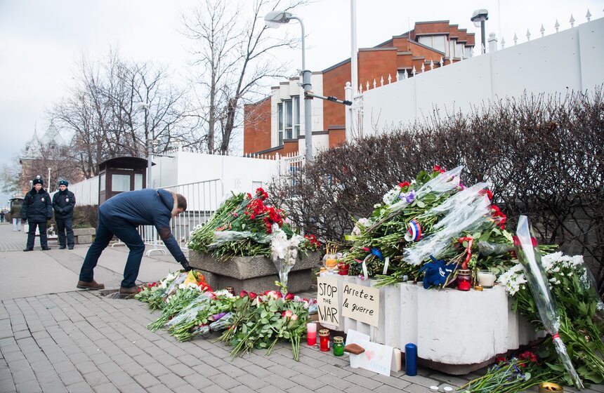 Москвичи принесли десятки букетов к посольству Франции 7 фото