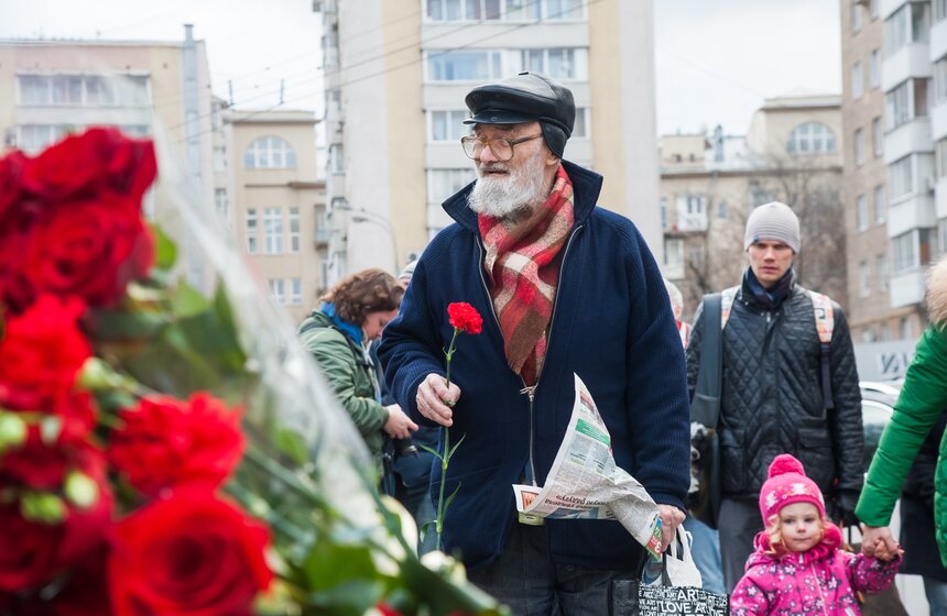 Москвичи принесли десятки букетов к посольству Франции 10 фото