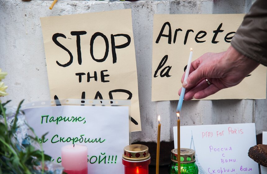 Москвичи принесли десятки букетов к посольству Франции 13 фото