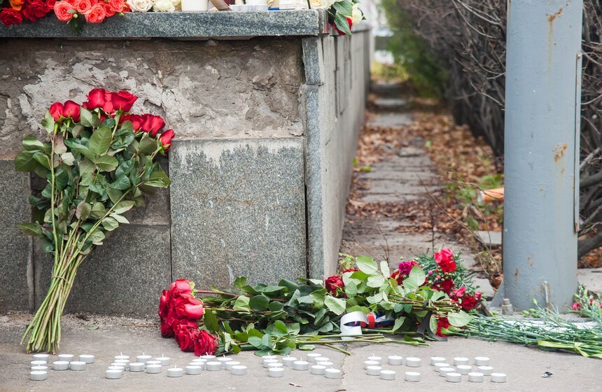 Москвичи принесли десятки букетов к посольству Франции 12 фото