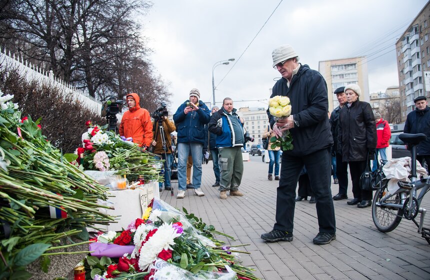 Москвичи принесли десятки букетов к посольству Франции 14 фото