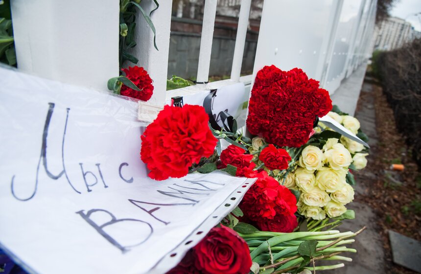 Москвичи принесли десятки букетов к посольству Франции 37 фото