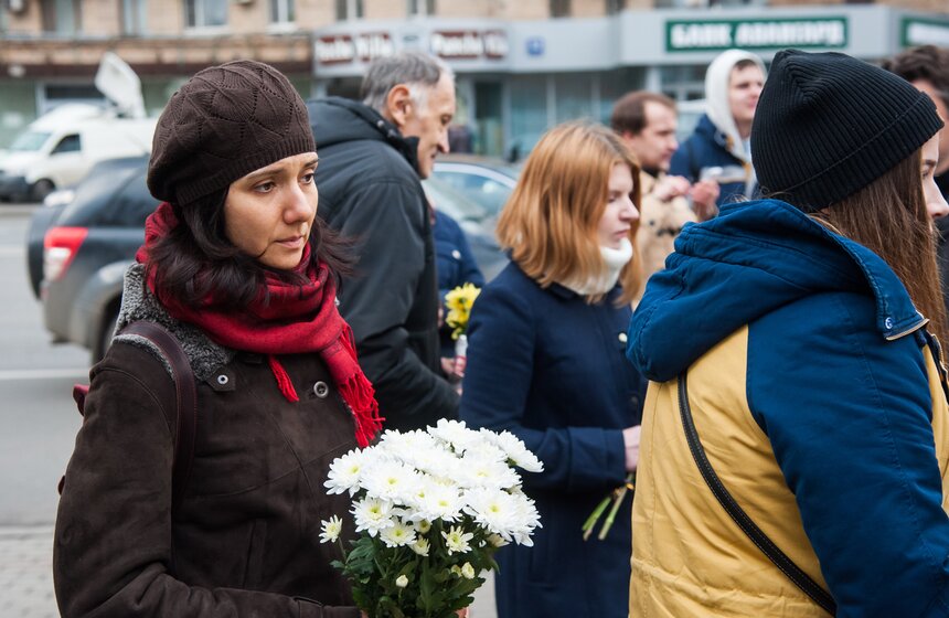 Москвичи принесли десятки букетов к посольству Франции 31 фото