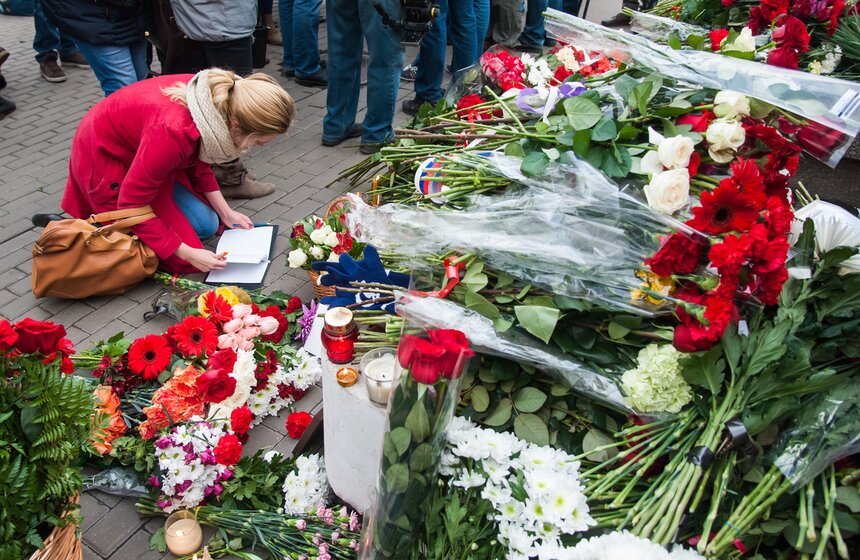 Москвичи принесли десятки букетов к посольству Франции 30 фото