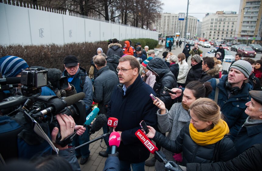Москвичи принесли десятки букетов к посольству Франции 32 фото