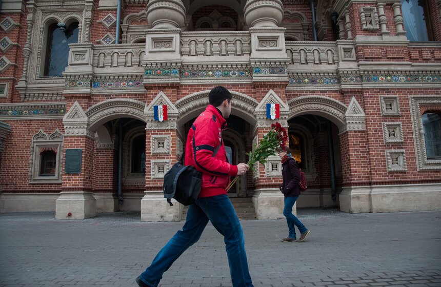 Москвичи принесли десятки букетов к посольству Франции 35 фото