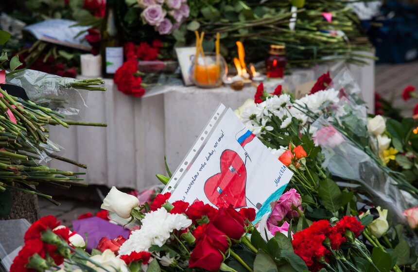 Москвичи принесли десятки букетов к посольству Франции 34 фото