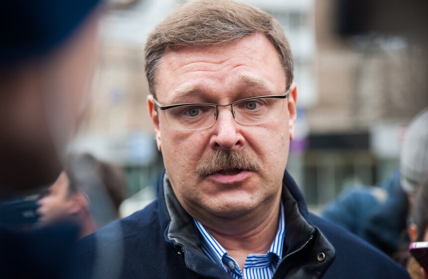 Москвичи принесли десятки букетов к посольству Франции 33 фото