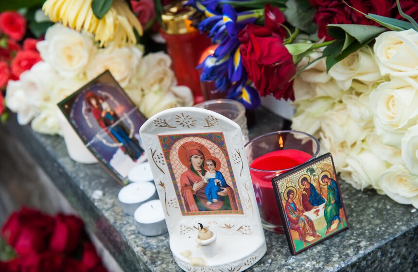 Москвичи принесли десятки букетов к посольству Франции 36 фото