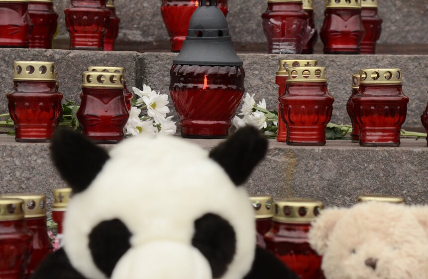 В Москве зажгли 224 свечи в память о жертвах авиакатастрофы 4 фото