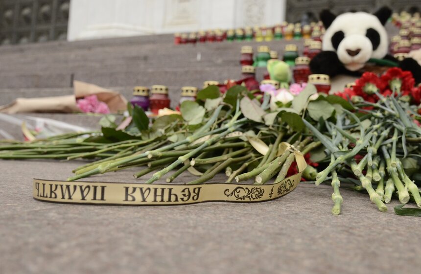 В Москве зажгли 224 свечи в память о жертвах авиакатастрофы 3 фото