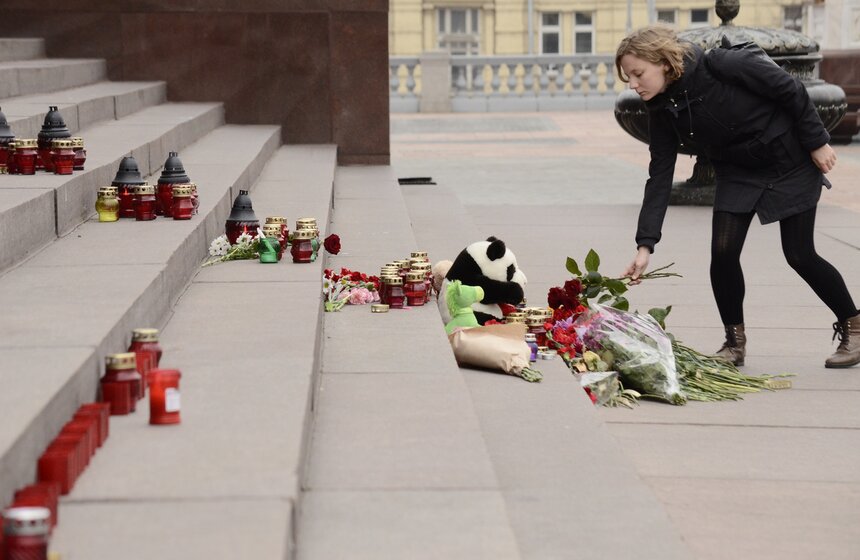 В Москве зажгли 224 свечи в память о жертвах авиакатастрофы 16 фото