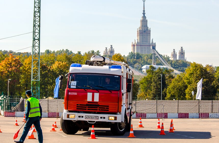 Конкурс по экстремальному вождению на пожарных машинах 26 фото