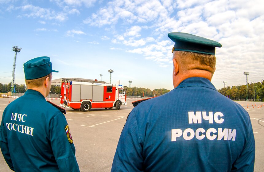 Конкурс по экстремальному вождению на пожарных машинах 2 фото