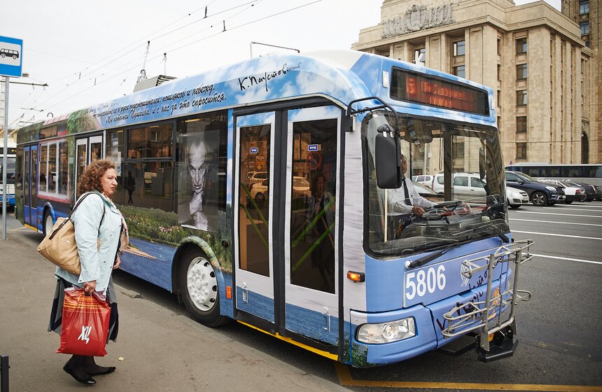 По Садовому кольцу начали курсировать "литературные" троллейбусы 25 фото