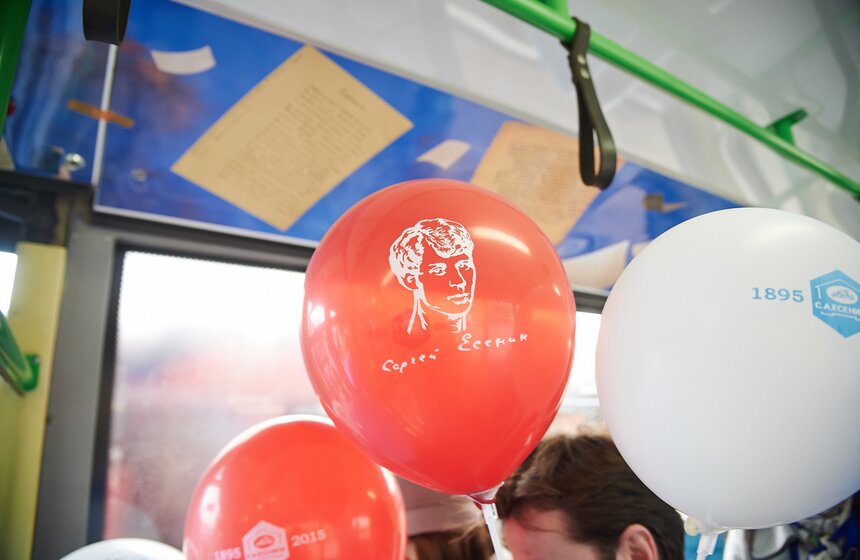 По Садовому кольцу начали курсировать "литературные" троллейбусы 19 фото