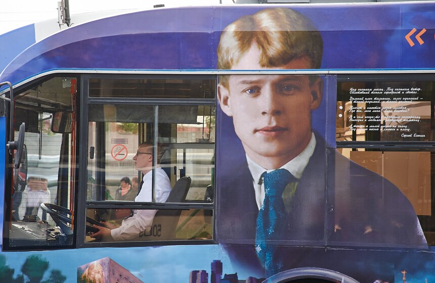 По Садовому кольцу начали курсировать "литературные" троллейбусы 9 фото