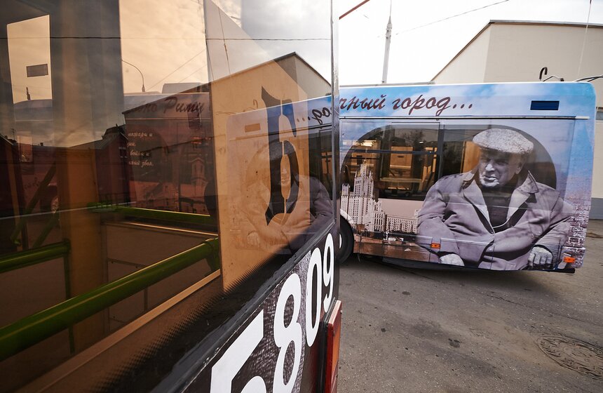 По Садовому кольцу начали курсировать "литературные" троллейбусы 7 фото