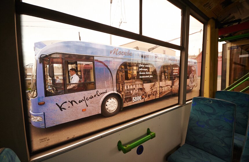 По Садовому кольцу начали курсировать "литературные" троллейбусы 14 фото