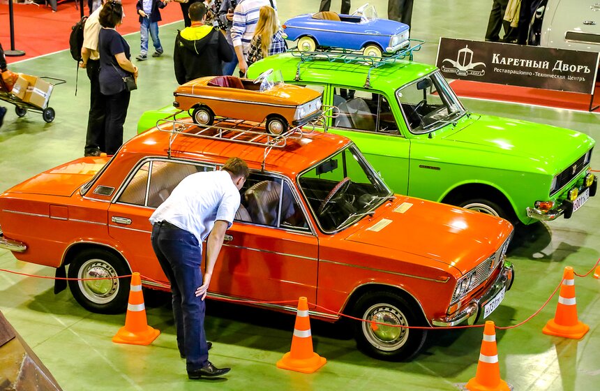 В Сокольниках показали легендарные гоночные автомобили 27 фото