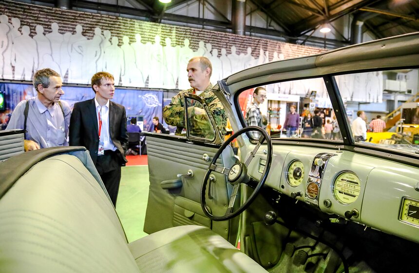 В Сокольниках показали легендарные гоночные автомобили 29 фото