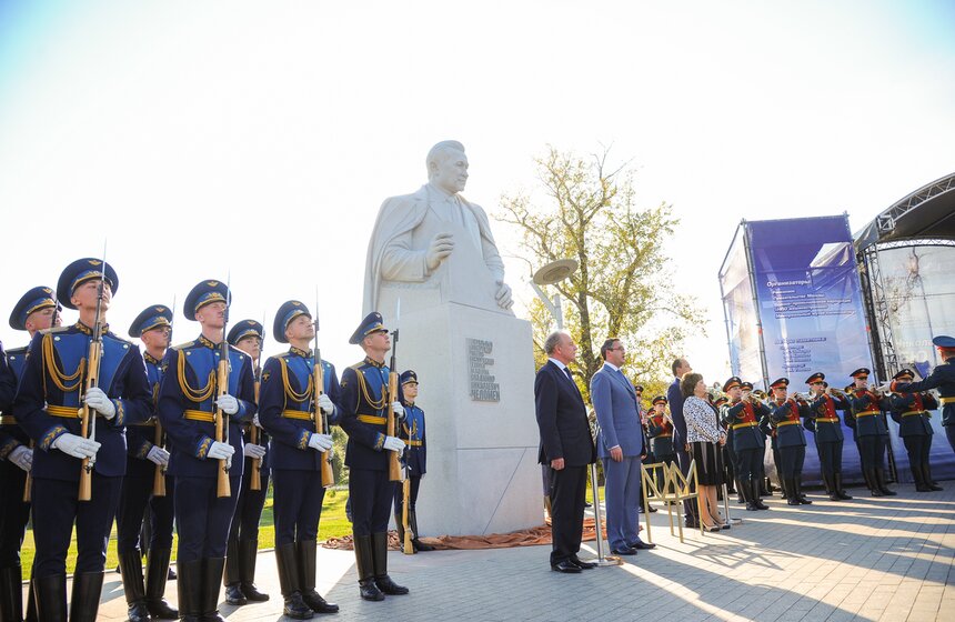 На Аллее героев космоса открыли памятник Владимиру Челомею 7 фото