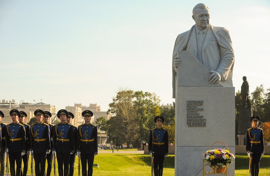 На Аллее героев космоса открыли памятник Владимиру Челомею 10 фото