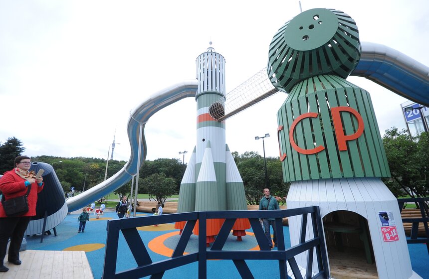 Бесплатная детская площадка "Космос" на ВДНХ 3 фото