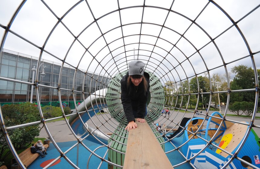 Бесплатная детская площадка "Космос" на ВДНХ 18 фото